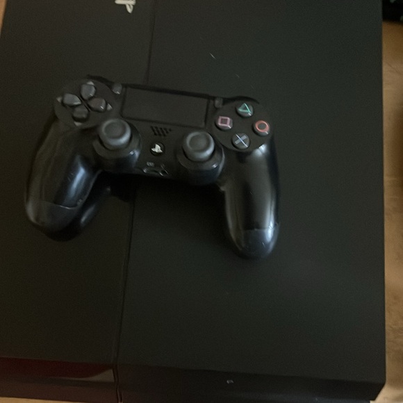 PS4 (used) come with controllers and wires - Picture 3 of 3